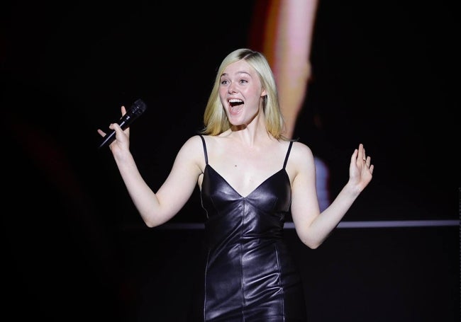 Elle Fanning, coreada y aplaudida por el público de la Comic-Con.